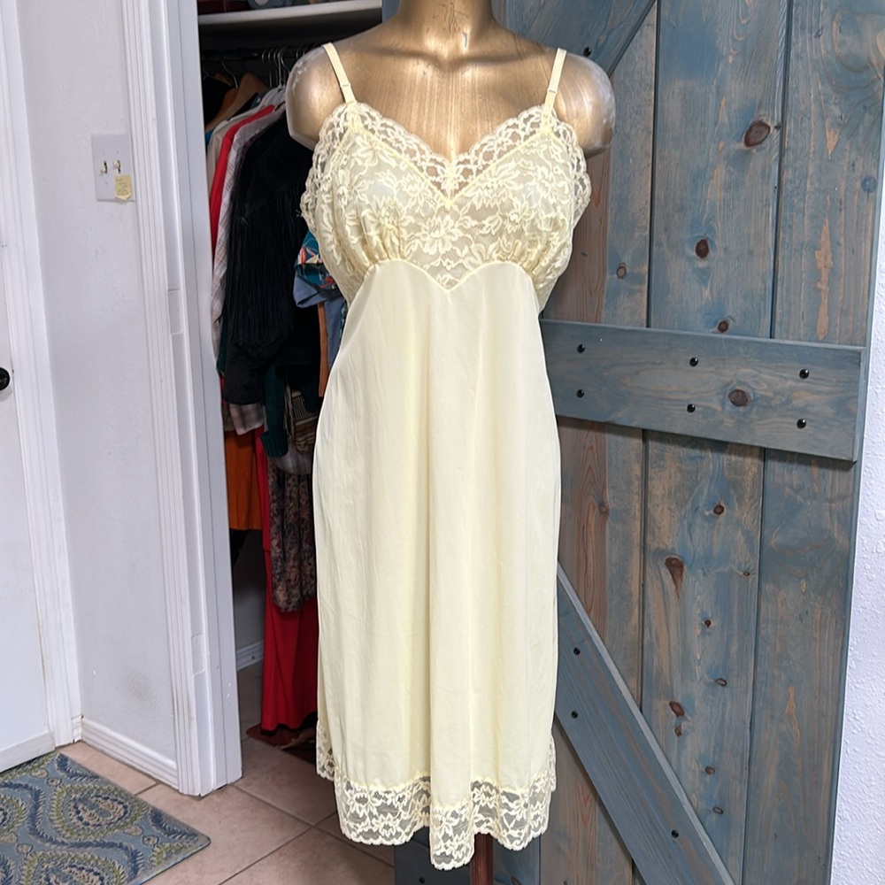 Vintage Vanity Fair Dress Slip - Yellow Nylon & lace